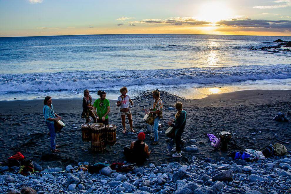 MC 933 música en la playa